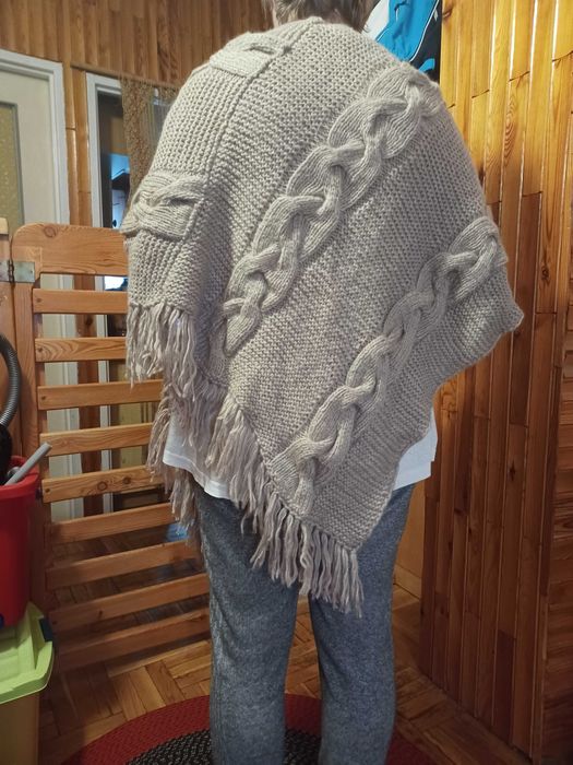 Piękne ponczo robione na drutach.