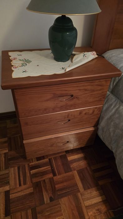 Conjunto de quarto em madeira (cama c/ colchão + 2 mesas de cabeceira)