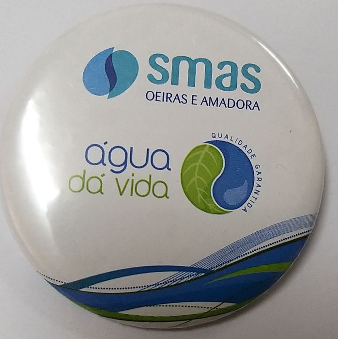 6 crachás variados.