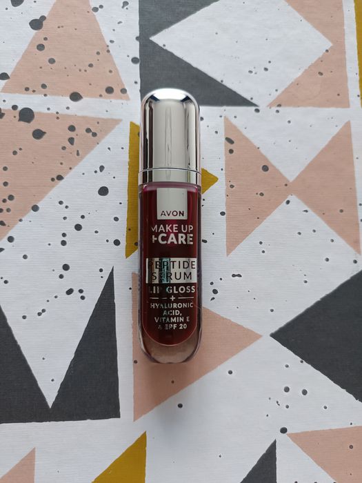 Nowy błyszczyk-serum z peptydami Avon Berry Quench