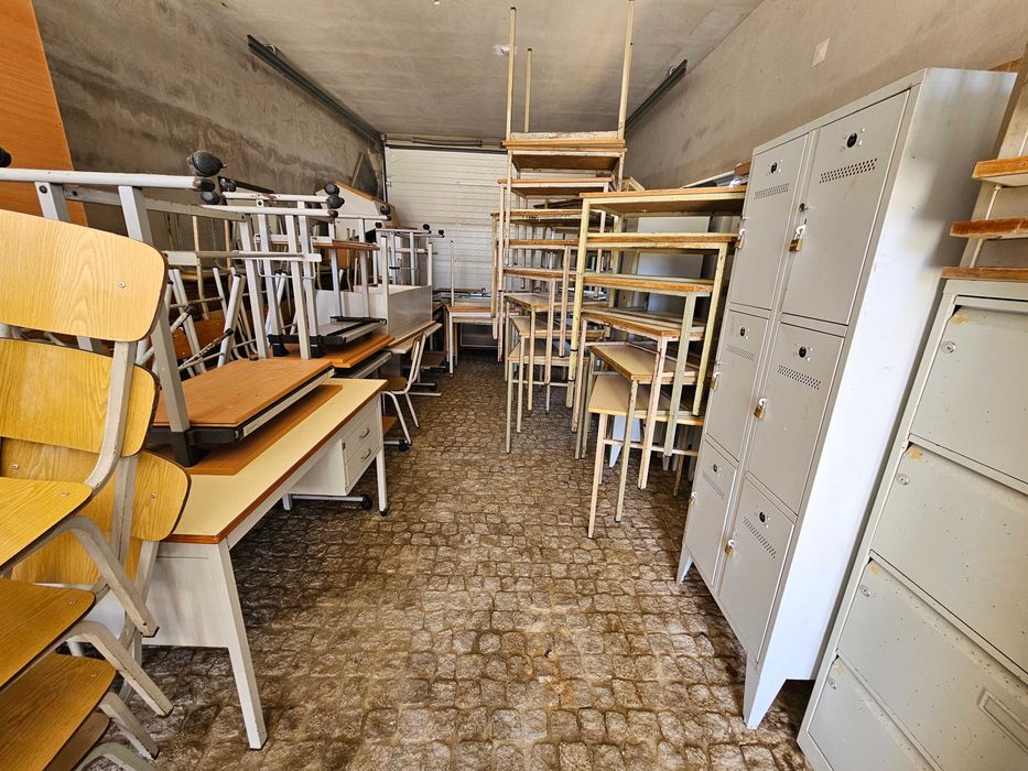 Mesas e cadeiras individuais de estudo