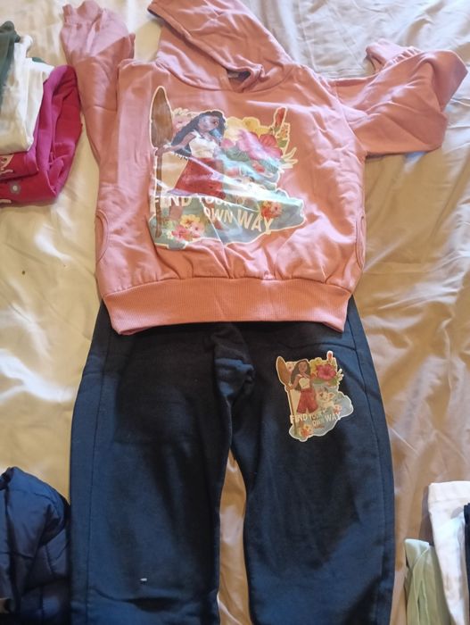 Roupa de menina em bom estado