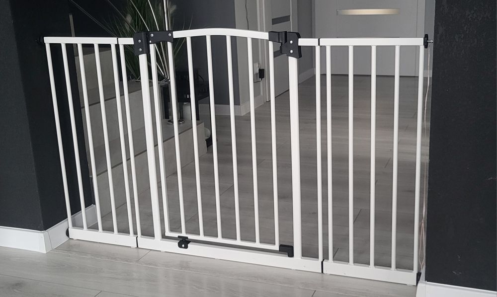 Bramka zabezpieczającą drzwi/ schody