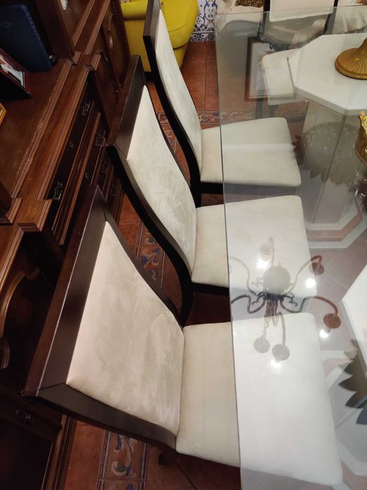 Mesa de sala em mármore e vidro + conjunto de cadeiras em madeira