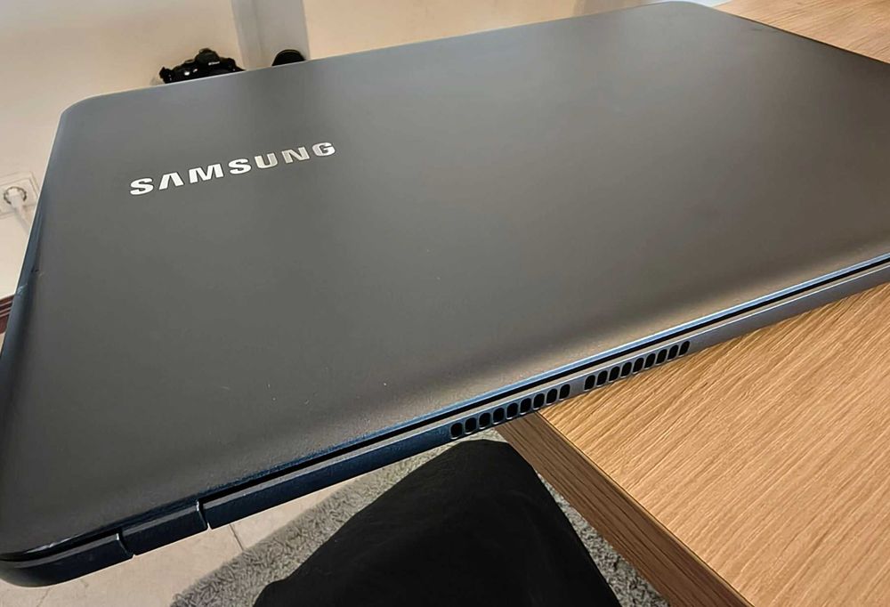Portátil Samsung 15.6" SSD + HD externo | Ideal para uso básico