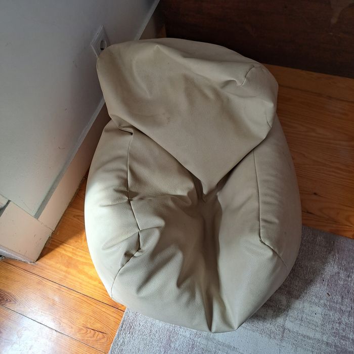 Pouf cor creme, com forma de cadeira