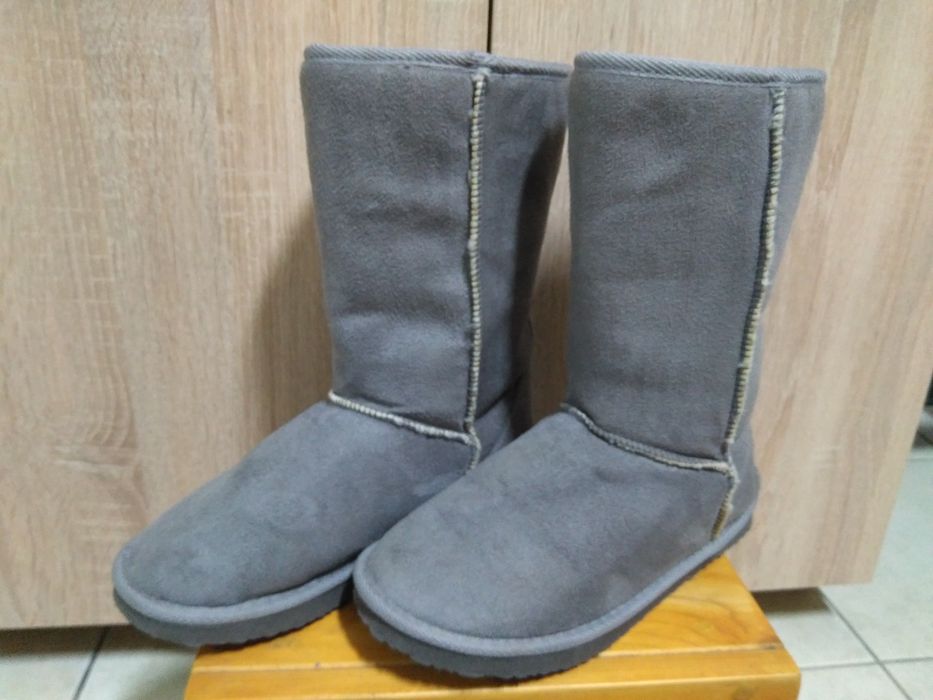 Botas com pêlo interior e efeito meia no exterior. Cinza tam 39