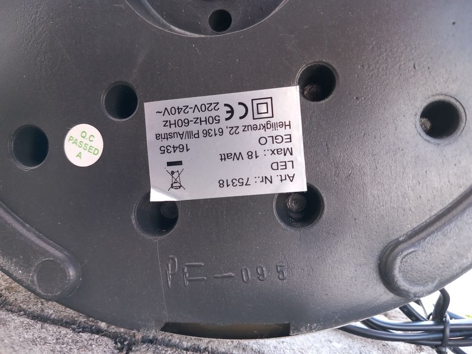 Dois candeiros de pé