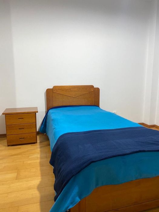 Cama solteiro e mesinha de cabeceira