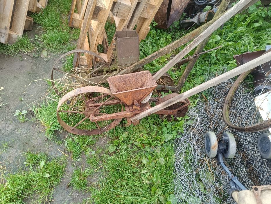 Siewnik taczkowy ręczny