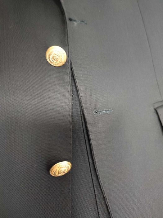 Blazer azul escuro com botões dourados da loja oficina Mustra. Luxo