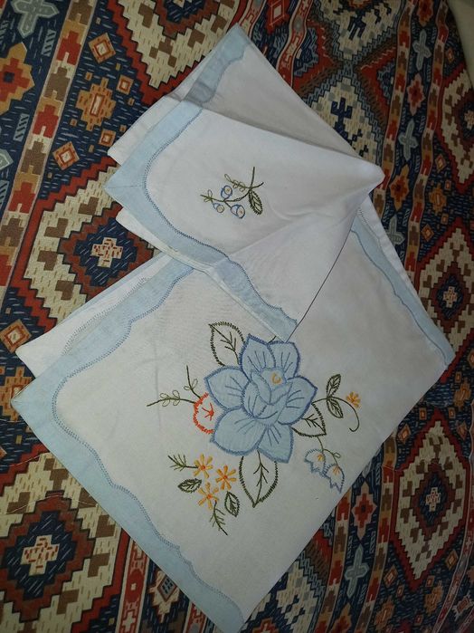 Individuais com guardanapos de tecido, bordados - Local