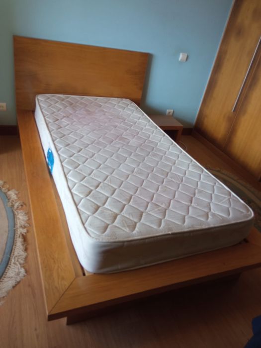 Cama/ cabeceira e colchao