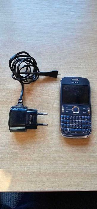 Nokia 302 z ładowarką