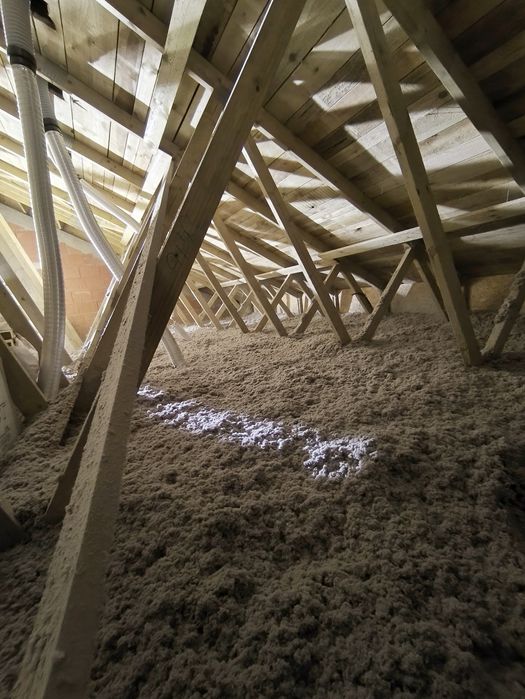 Ocieplenie i naprawa izolacji poddasza w jeden dzień; Celuloza Thermofloc F λ 0,037 bez boru