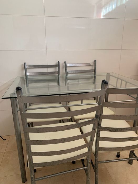 Mesa de vidro de cozinha e sofá