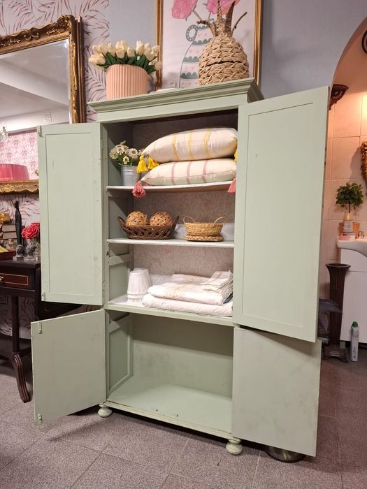 Armário vintage em madeira pintado de verde suave.