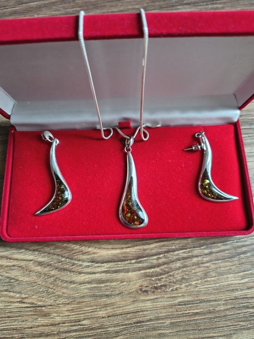 Nowy komplet biżuterii – kolczyki + zawieszka + łańcuszek