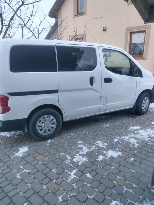 Нісан нв 200 пасажир