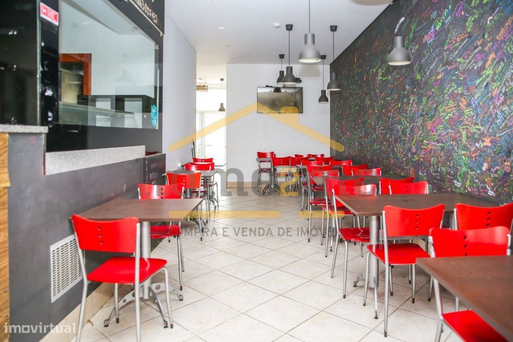 Loja com terraço e lugar de garagem