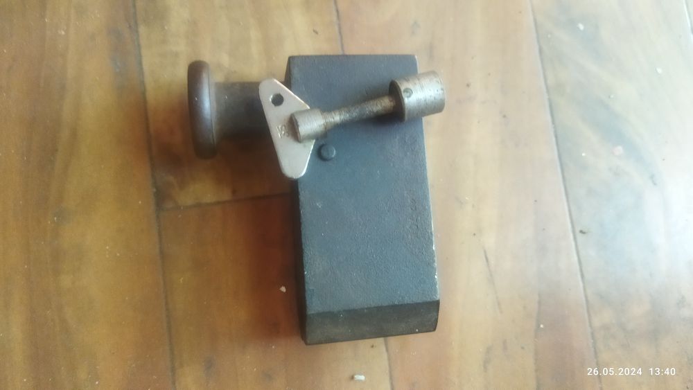 Znalezisko stary zamek kłódka zasuwa na klucz