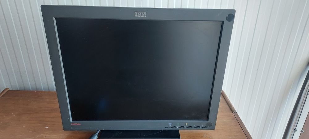 Monitor IBM 19 polegadas, formato 4:3.