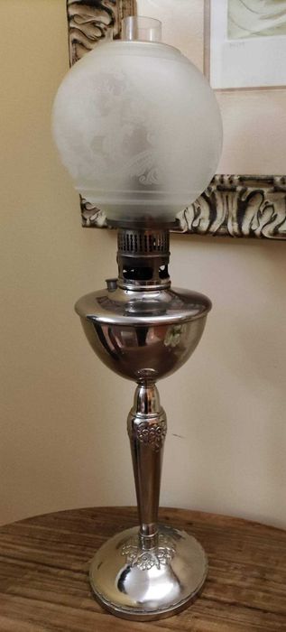 Candeeiro a petróleo antigo em metal cromado