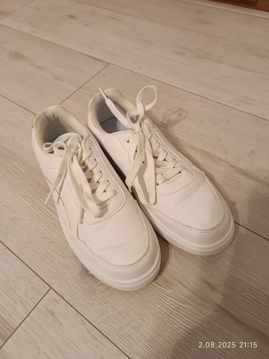 Białe trampki sneakersy ze złotymi elementami sznurowane 38