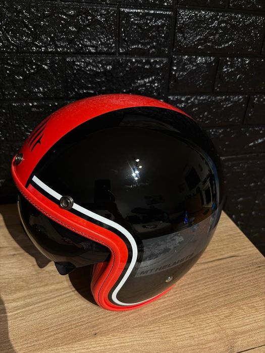 Capacete, com óculos sol