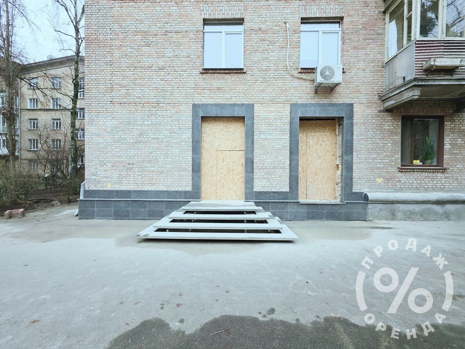 Печерськ, фасадне приміщення 54 м2, перший поверх, окремий вхід