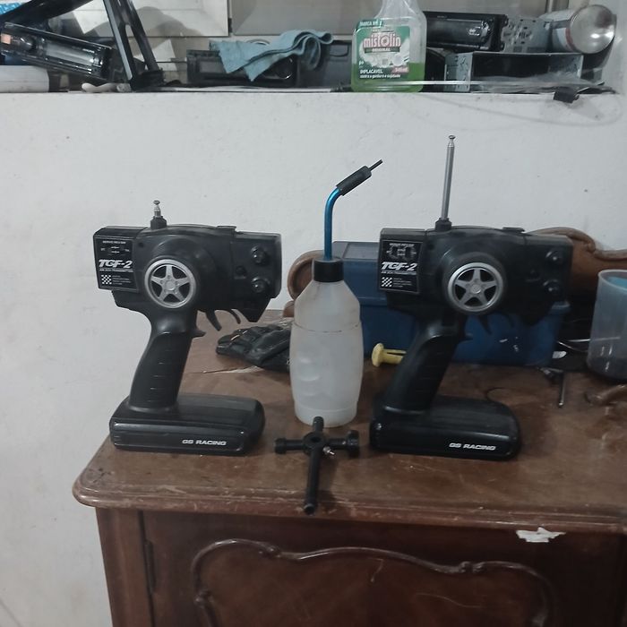 2 carrros a gasolina troco por rc 1/10 ou 1/24 e 1/18