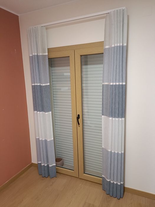 Cortinados - Com calhas que incluem mecanismo abertura / fecho fácil