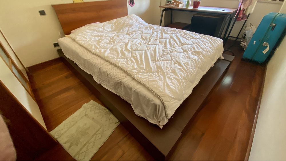 Cama de Casal com mesas de cabeceira