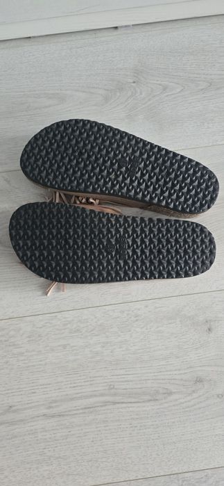 Klapki z frędzlami 37