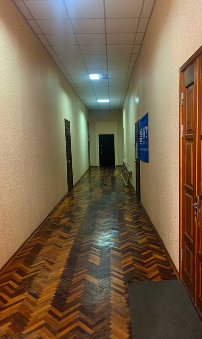 Офіси самий ЦЕНТР 16 та 18м2 Хрещатик р-н Бейкері, Київстар. 2й поверх