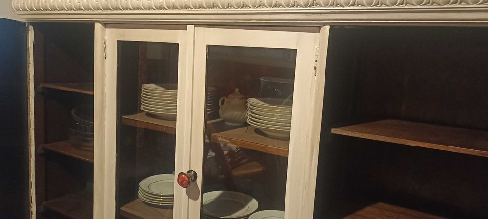 Aparador de madeira antigo