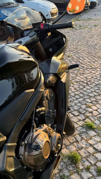 Vendo CBR 650R Impecável