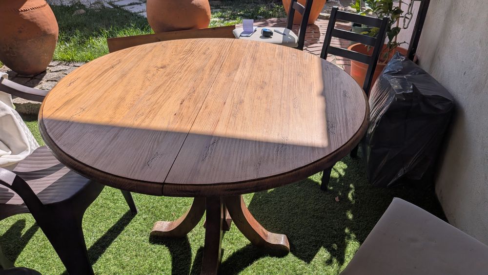 Mesa de jantar redonda extensível em madeira maciça feita em casa por nós.