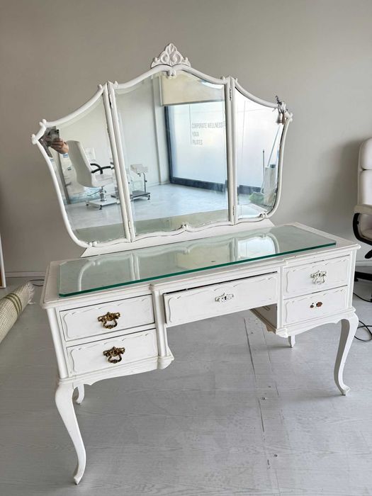 Pechiché / Toucador  Queen Anne com espelho biselado.