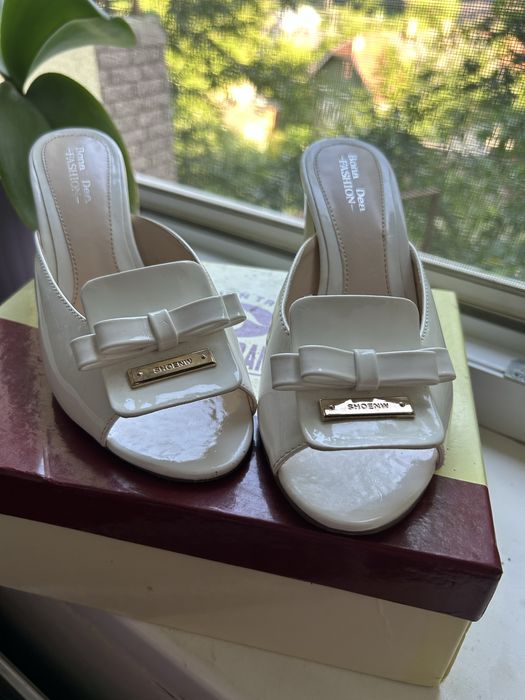 Босоніжки шльопанці лакові. 38 р.