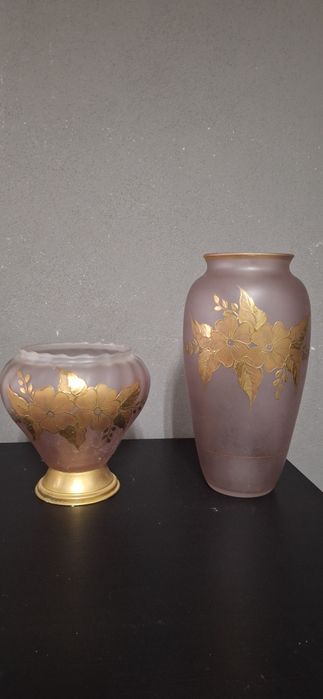 Dois potes pintados a mão