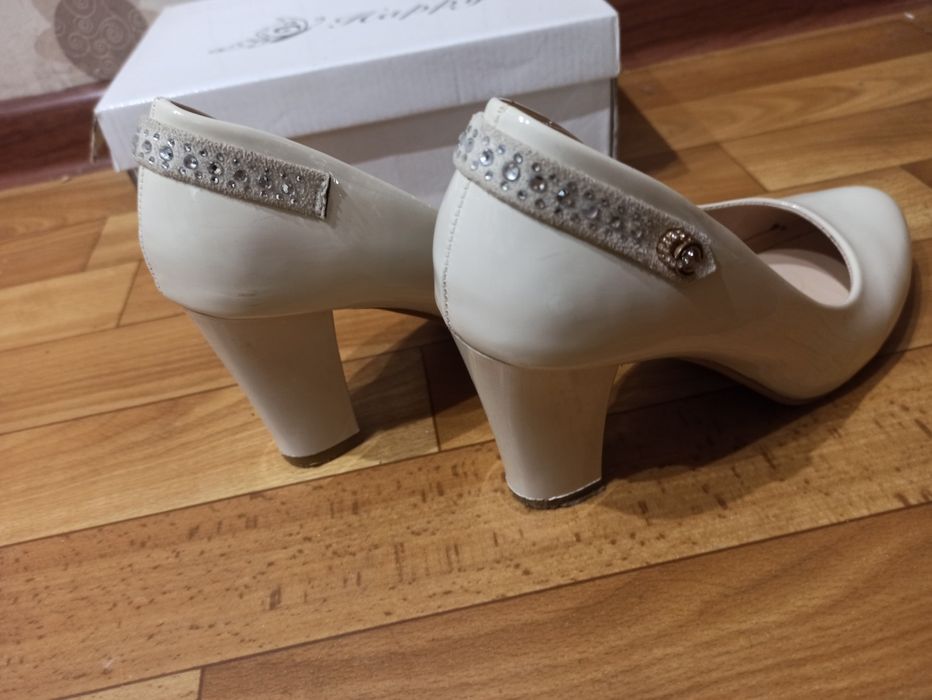 Туфлі бежеві лаковані