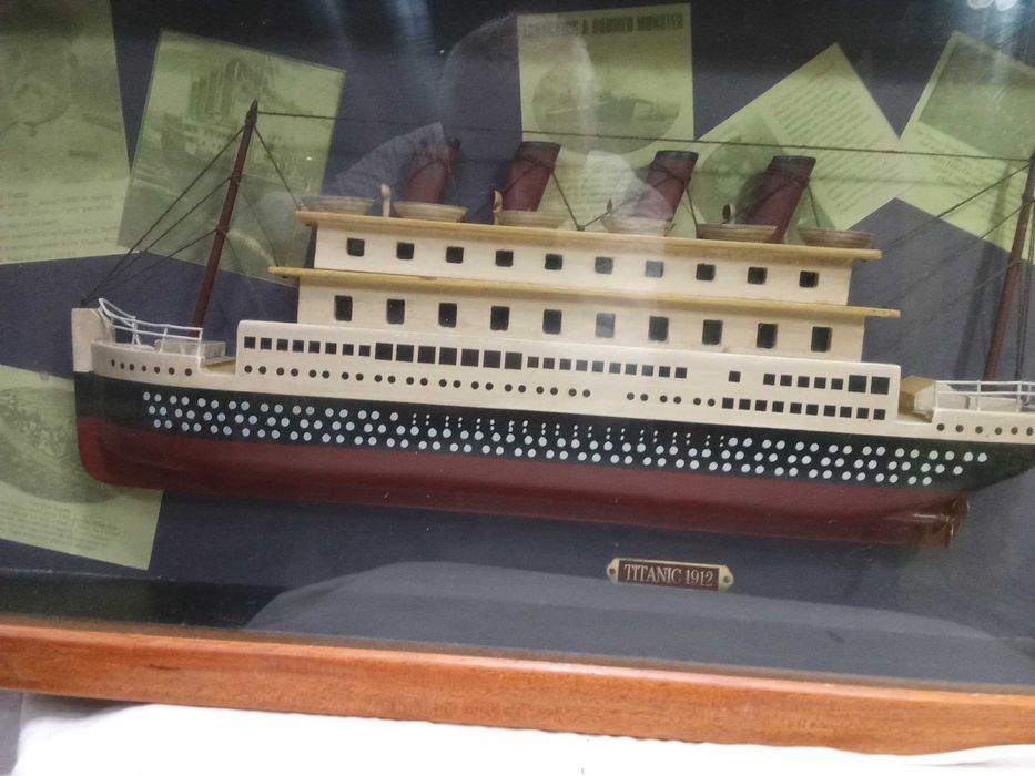 Maquete Navio Titanic com recortes de jornais da época
