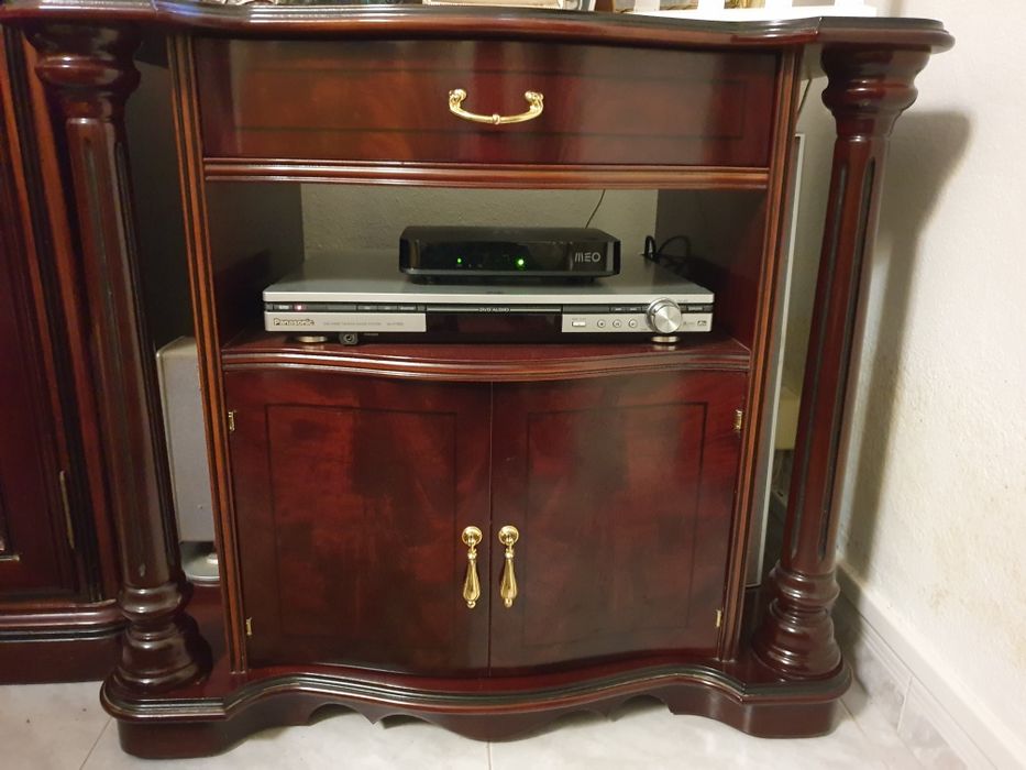 Móvel para TV ou móvel auxiliar (madeira).