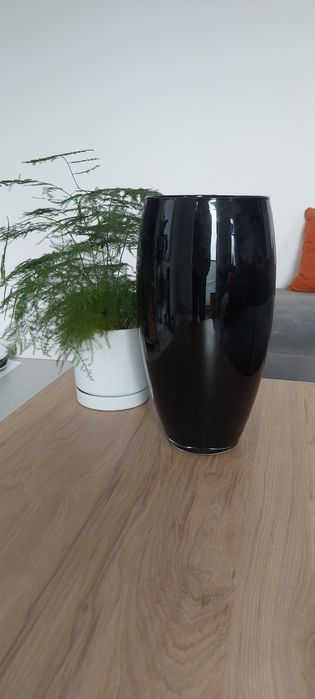 Czarny duży wazon na kwiaty