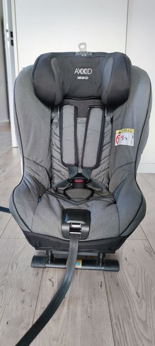 Fotelik samochodowy AXKID MINIKID tyłem do kierunku jazdy 0-25 kg