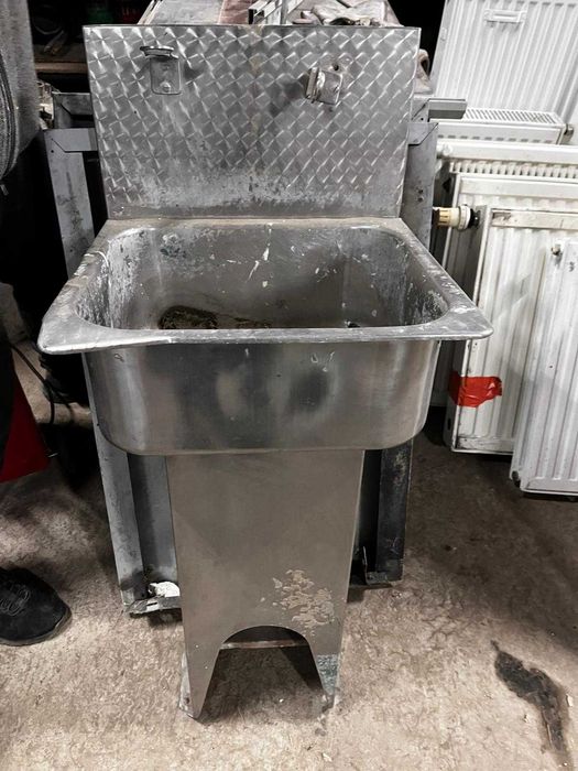 Zlew przemysłowy ze stali nierdzewnej – solidny, na stojaku