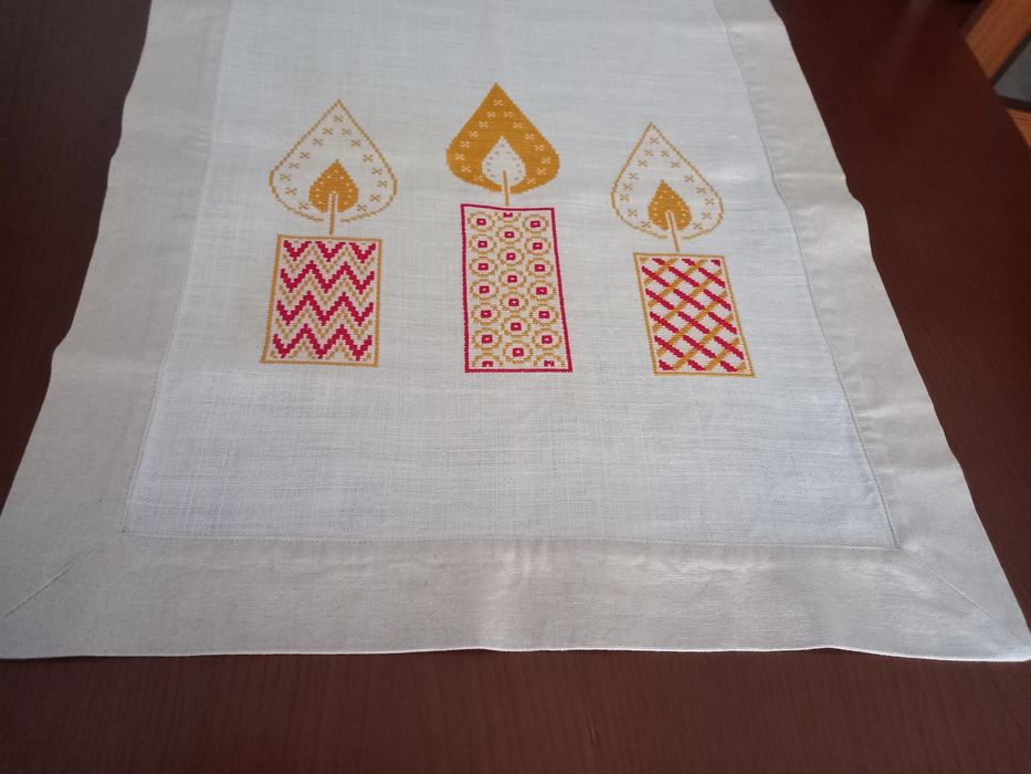 Pano de mesa de linho bordado em ponto de cruz com motivo de Natal