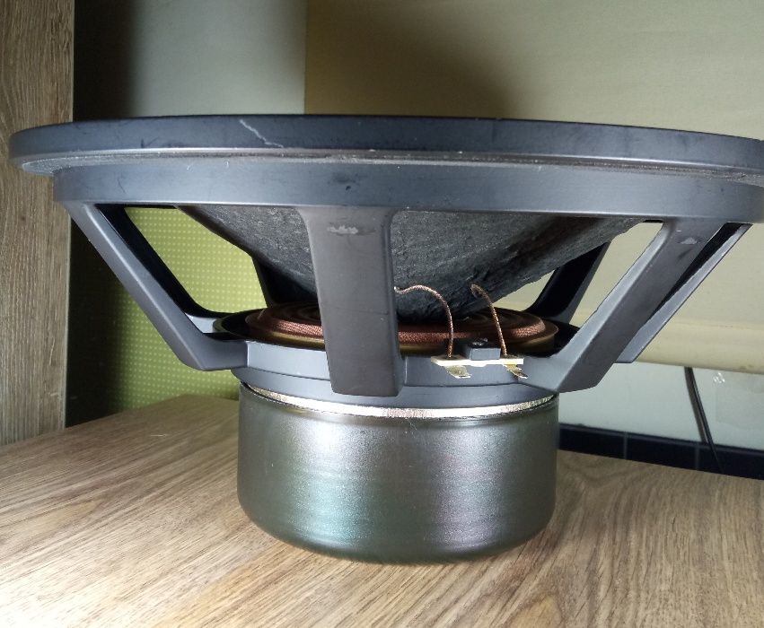 Сабвуферный динамик 12 дюймов. Состояние нового. Шикарный бас!