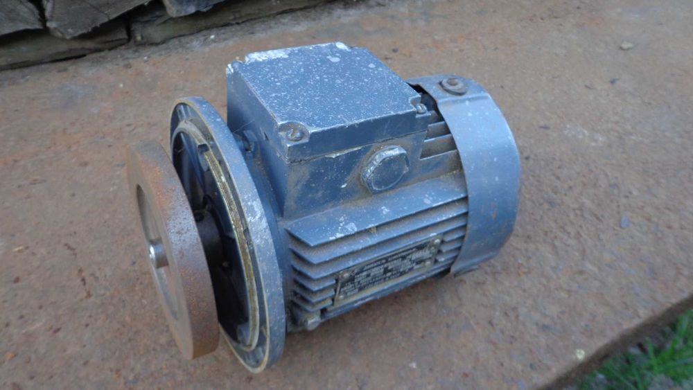 Електродвигун від швейної машинки